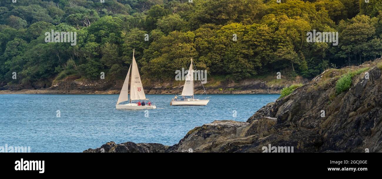 Un'immagine panoramica delle barche a vela sul fiume Helford in Cornovaglia. Foto Stock