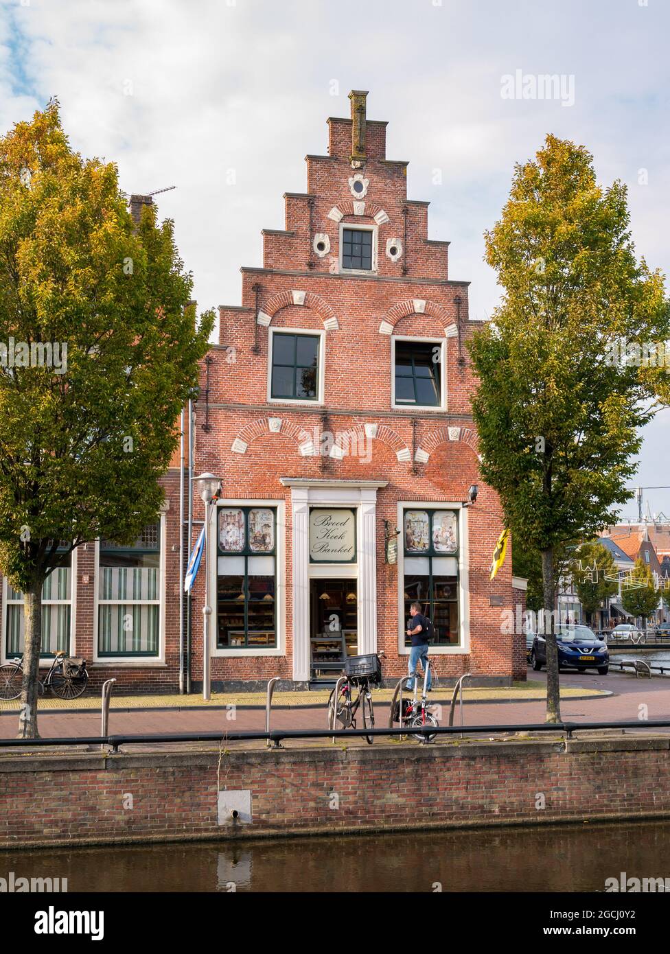 Casa storica con tegola a gradini su Hoogend nel centro storico della città di Sneek, Snits a Friesland, Paesi Bassi Foto Stock