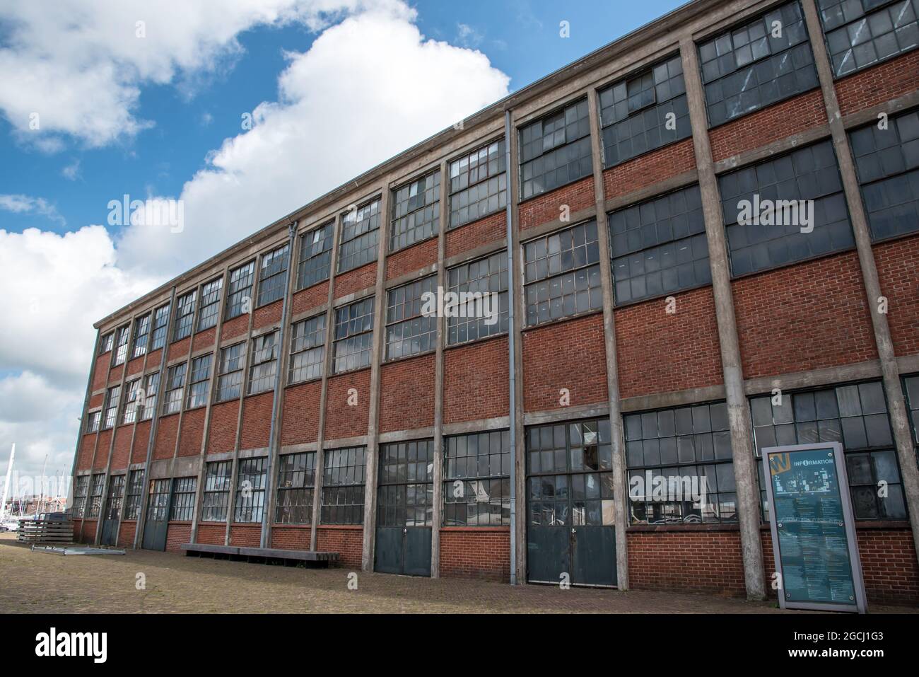 Den Helder, Paesi Bassi. Agosto 2021. Vecchi magazzini presso l'ex cantiere navale di Den Helder, Olanda. Foto di alta qualità Foto Stock