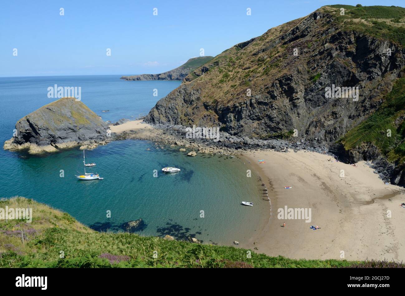 Traeth Bach una piccola insenatura gallese tra Penbryn e lLangrannog sul Ceredigion Coast Path Galles UK Foto Stock
