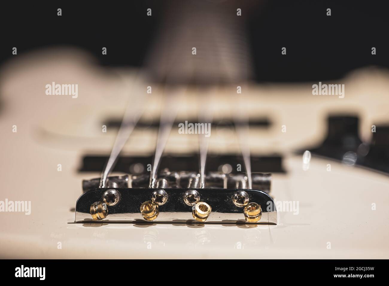 Dettagli della stringa del basso della chitarra, primo piano delle corde di  ferro su sfondo sfocato Foto stock - Alamy