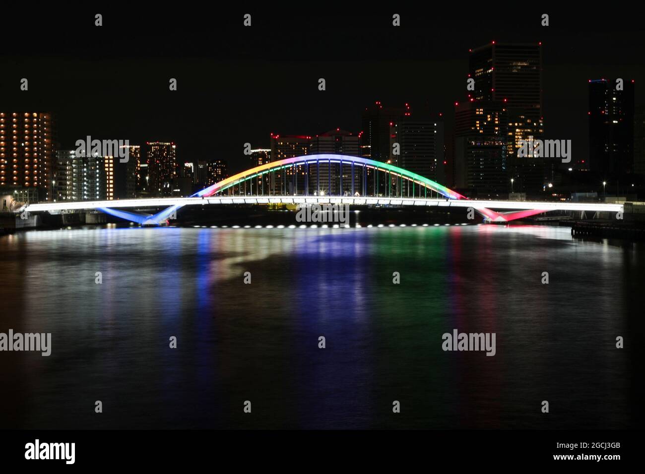 Il ponte Eitai Bashi è illuminato nei colori olimpici l'8 agosto 2021 a Tokyo, Giappone. Credit: AFLO SPORT/Alamy Live News Foto Stock