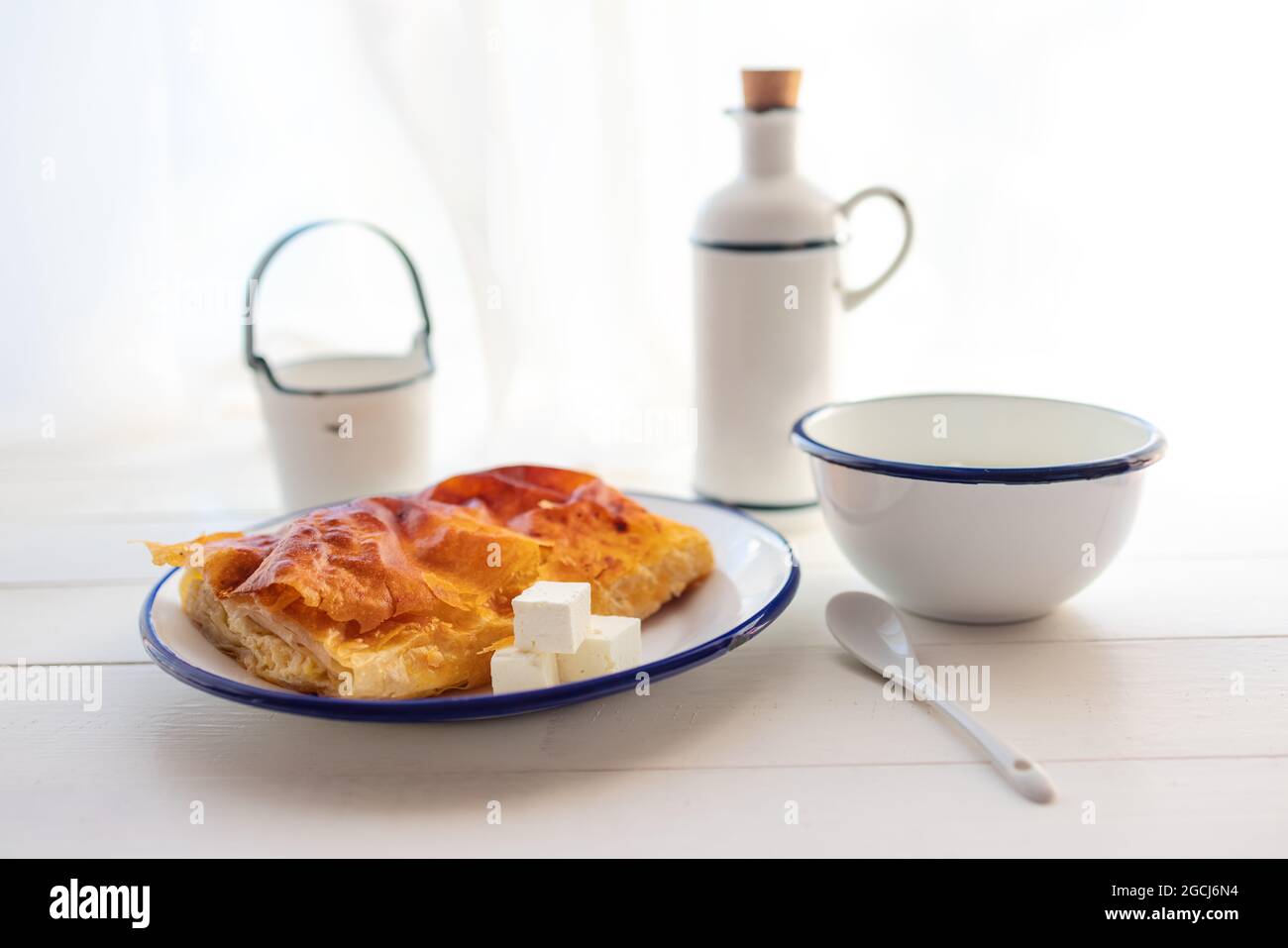 Torta al formaggio al forno con latte. Banitsa di burro bulgaro per colazione Foto Stock