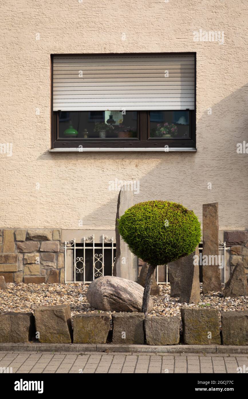Tipico giardino di fronte tedesco, stile giapponese Foto Stock
