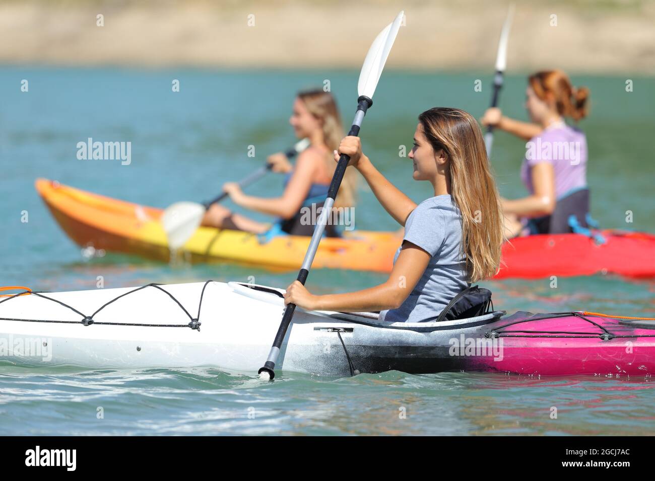 Gruppo di amici che girovagano in kayak in un lago in vacanza estiva Foto Stock