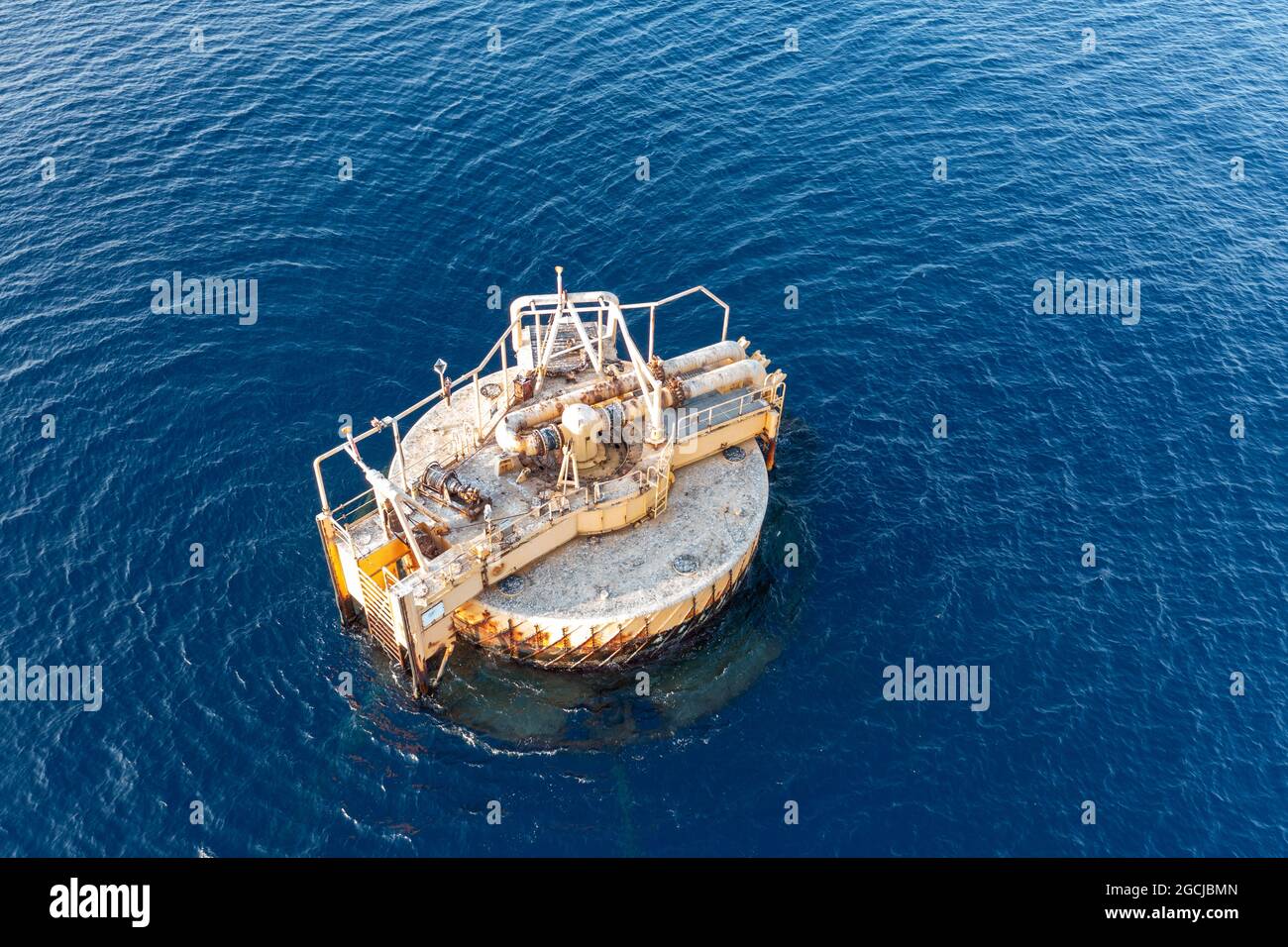 Vista aerea di una piattaforma offshore abbandonata con condotte in alto mare o oceano . Foto di alta qualità Foto Stock