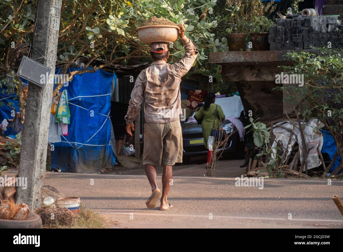 Man Balancing Bowl on Head, India Foto Stock