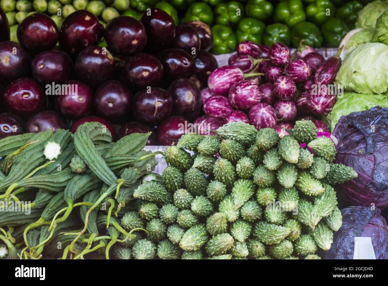Ortaggi per la vendita al mercato in stallo Foto Stock