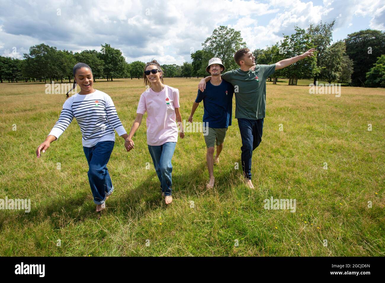 Un gruppo di giovani che camminano nel parco. Foto Stock