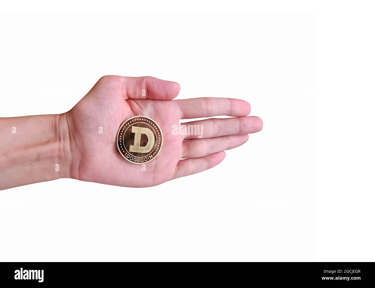Gettone di Dogecoin sulla mano della donna isolato su sfondo bianco Foto Stock