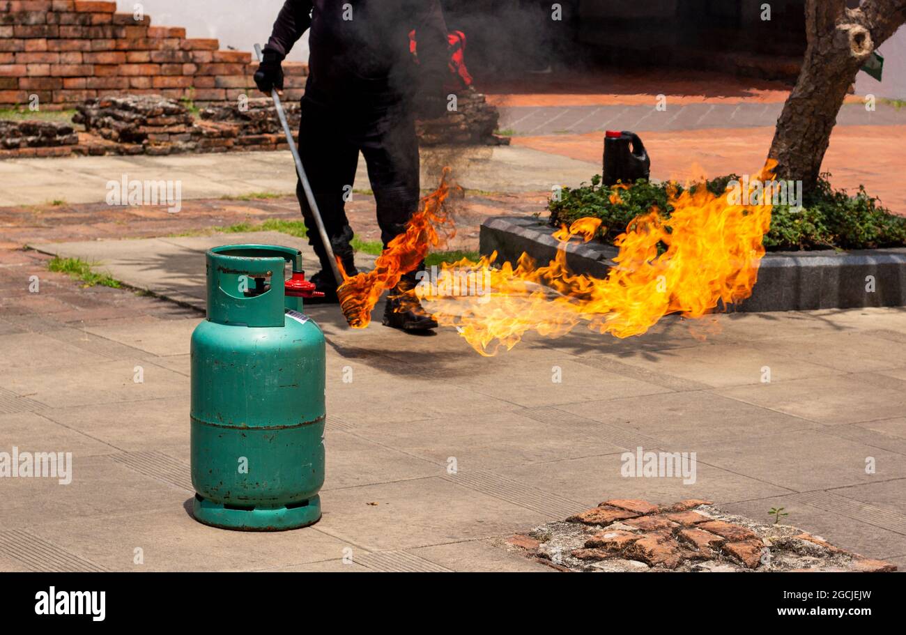 Esercitazione antincendio e soccorso di emergenza nella scuola con spazio copia. Fiamma del serbatoio del gas verde. Foto Stock