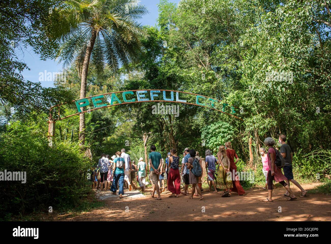 AUROVILLE, INDIA - 2021 luglio: Città pacifica, iscrizione all'ingresso del Centro Giovanile Auroville. Foto Stock