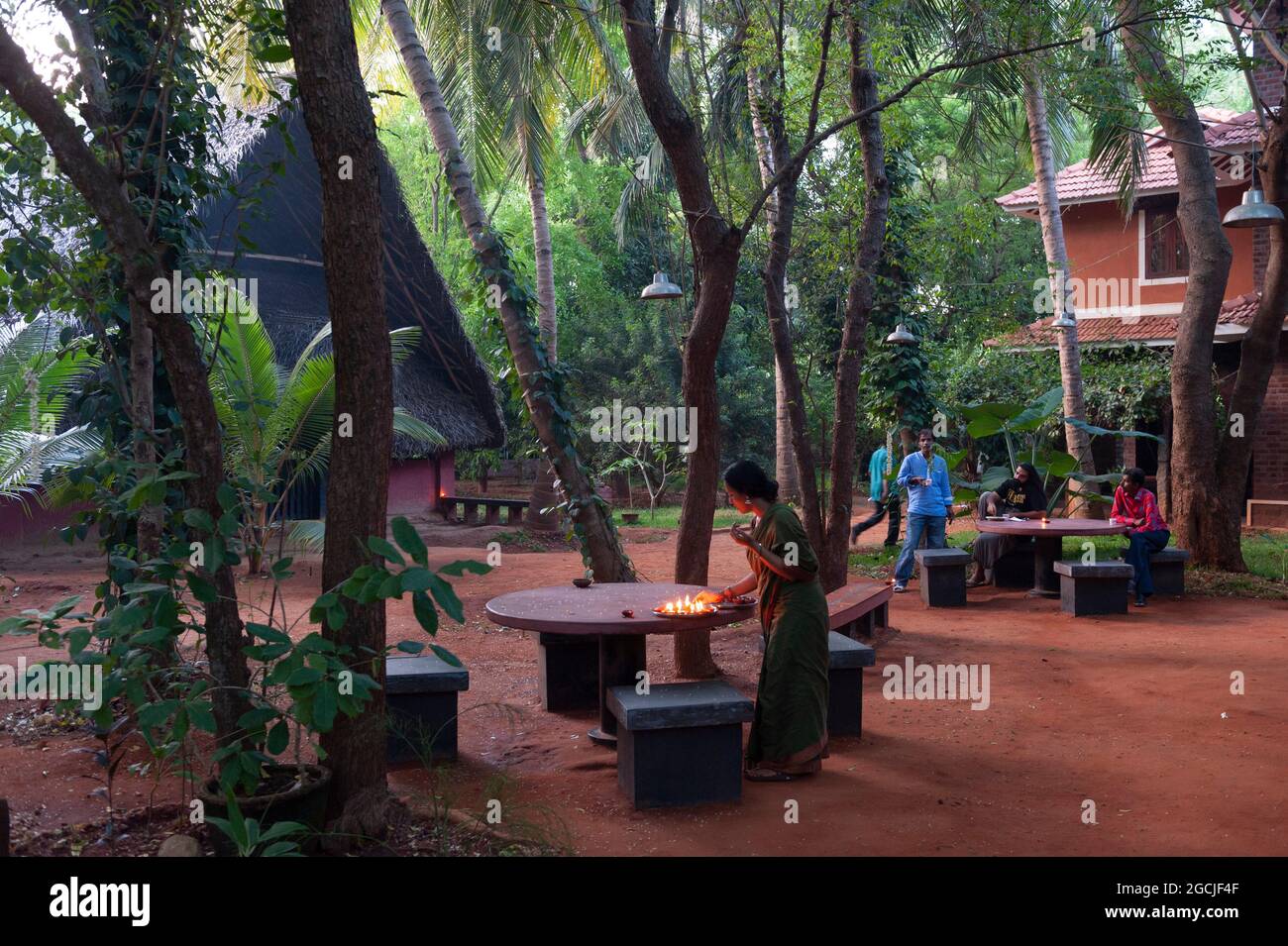 TAMIL NADU, INDIA - Aprile 2016: Accendere le candele per una celebrazione. Foto Stock