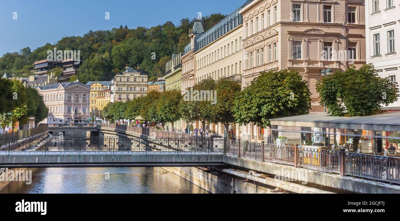 Panorama della strada dello shopping al canale centrale di Karlovy Vary, Repubblica Ceca Foto Stock