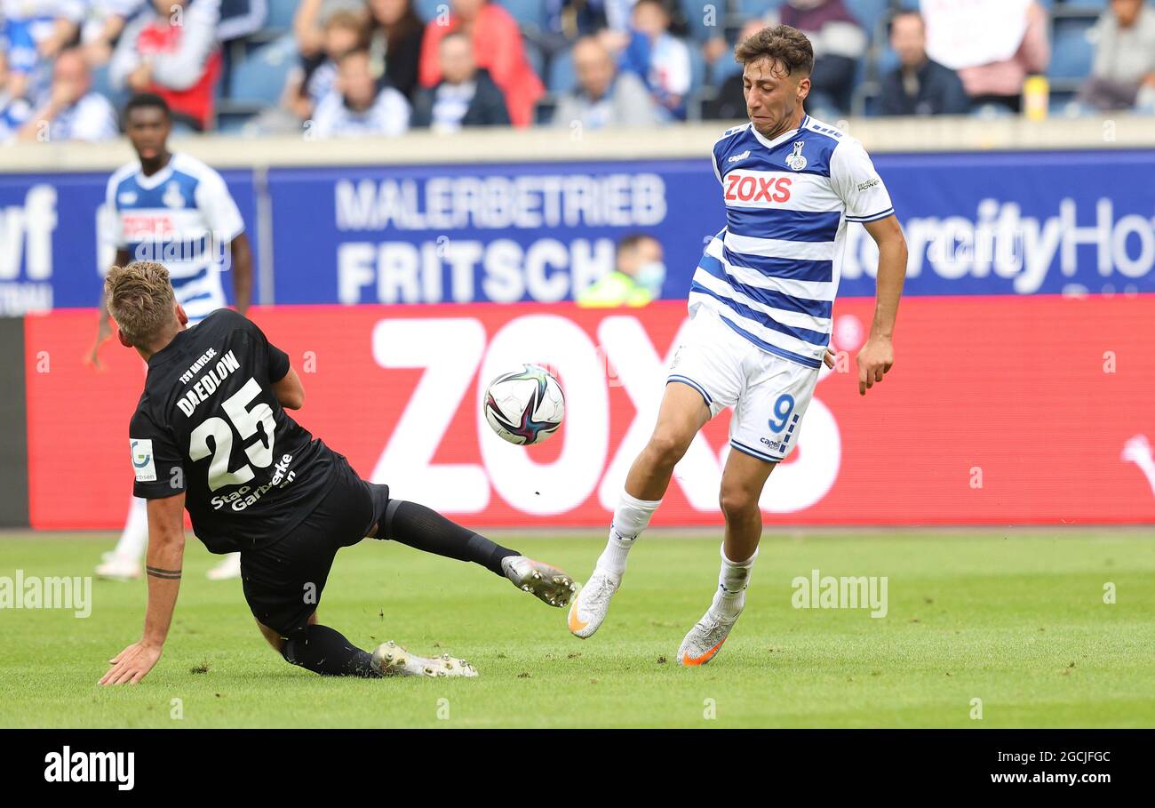 Duisburg, Germania. 8 agosto 2021. Primo: 08.08.2021, Fuvuball, 3. Bundesliga, stagione 2021/2022, MSV Duisburg - TSV Havelse duelli Alaa Bakir contro Oliver Daedlow Credit: dpa/Alamy Live News Foto Stock