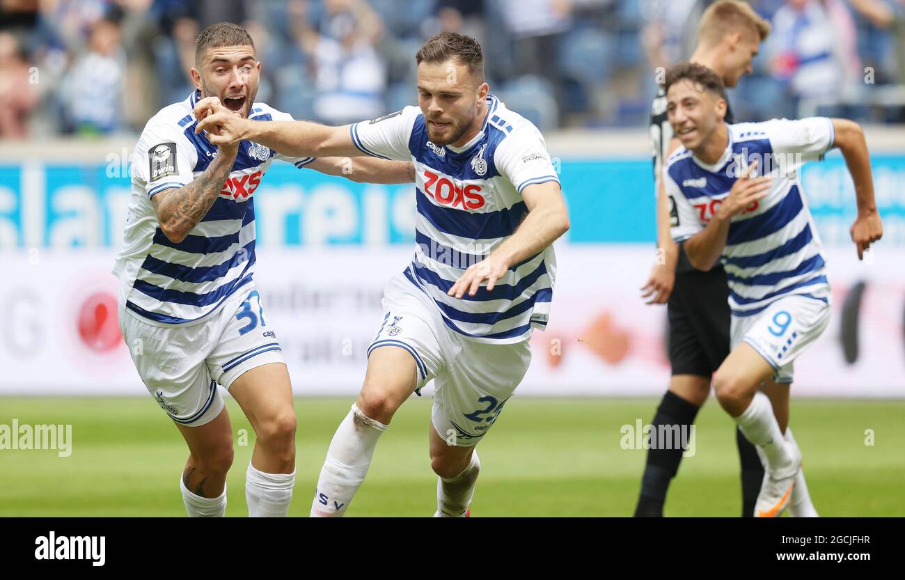 Duisburg, Germania. 8 agosto 2021. Primo: 08.08.2021, Fuvuball, 3. Bundesliga, stagione 2021/2022, MSV Duisburg - TSV Havelse giubilation. Um, dopo l'obiettivo di 1-0 Orhan Ademi, sinistra Marlon Frey Deer fatto il lavoro preliminare e Alaa Bakir Credit: dpa/Alamy Live News Foto Stock