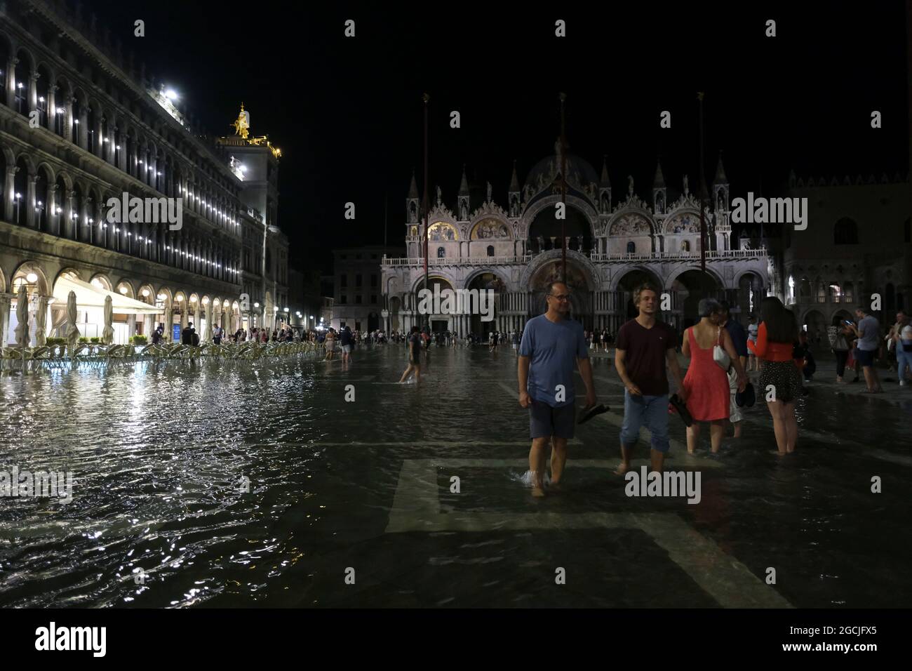 La gente cammina in Piazza San Marco allagata durante un'eccezionale alta acqua a Venezia, Italia 8 agosto 2021.(MVS) Foto Stock