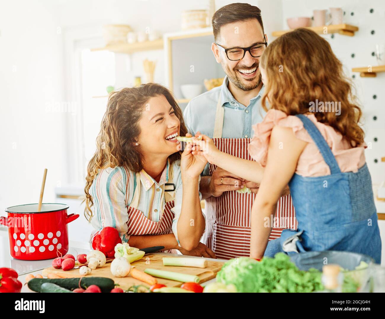 famiglia bambino cucina cibo figlia padre cucina preparare la colazione felice insieme Foto Stock