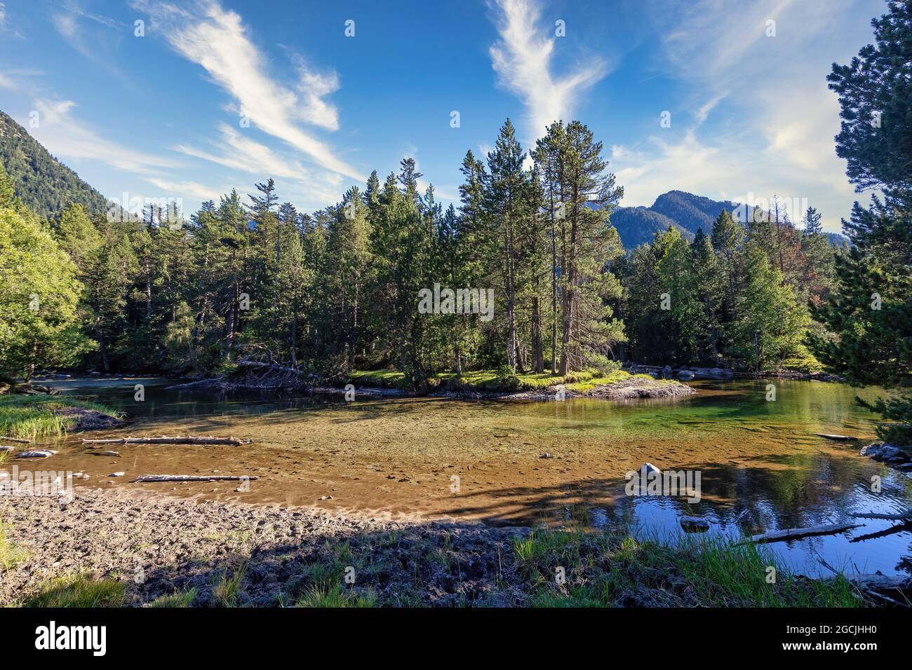 Il bellissimo Parco Nazionale Aiguestortes i Estany de Sant Maurici della montagna spagnola dei Pirenei in Catalogna, bel torrente di montagna Foto Stock