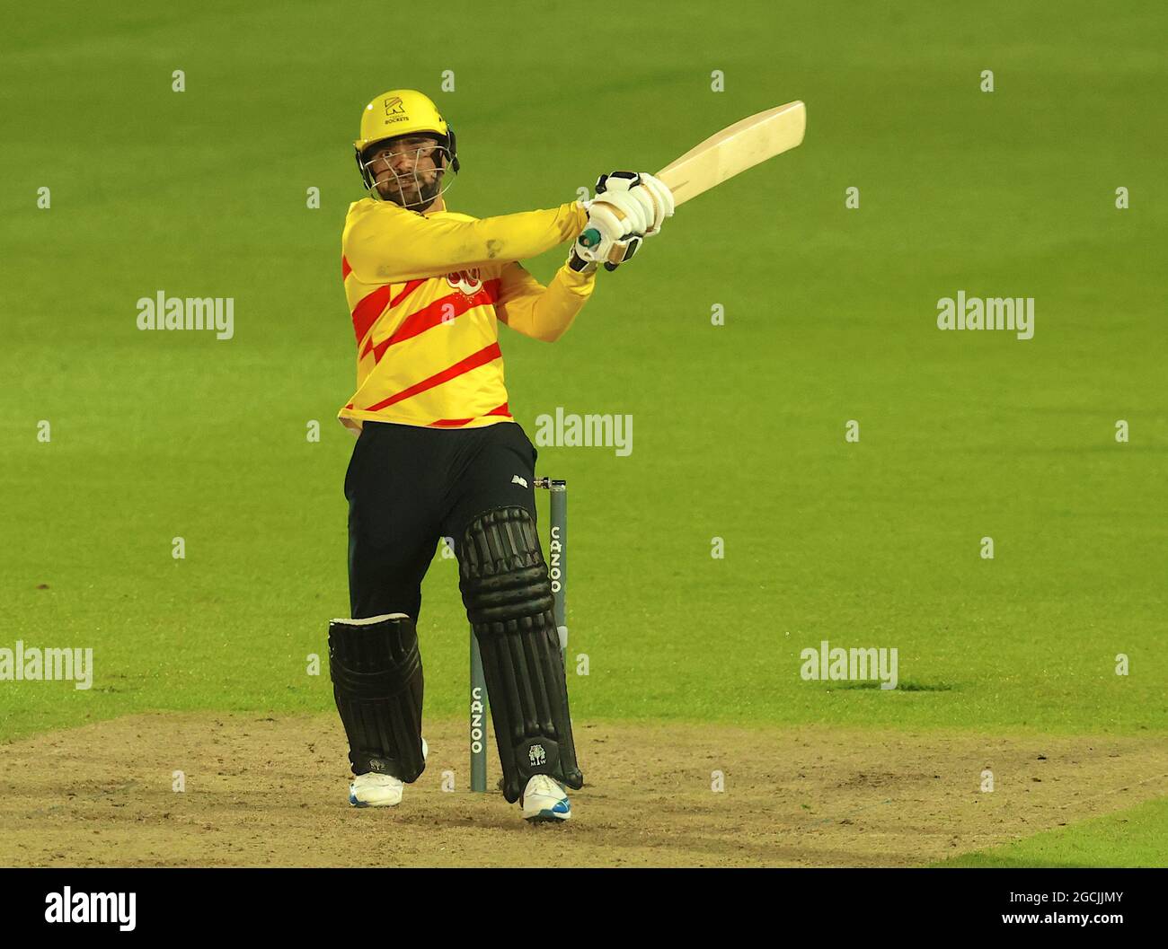 8 agosto 2021. Londra, Regno Unito. Rashid Khan of the Trent Rockets batte mentre gli invincibili ovale si lanciano contro i razzi Trent nel concorso di cricket dei cento uomini al Kia Oval. The Hundred è un nuovo formato di cricket introdotto dalla BCE. David Rowe/Alamy Live News. Foto Stock