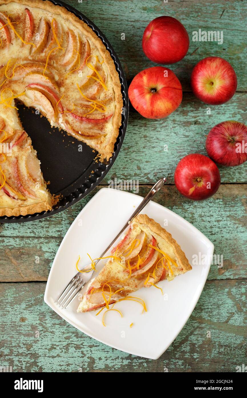 Torta di mele fatta in casa con panna acida e cinque mele rosse fresche vista dall'alto Foto Stock