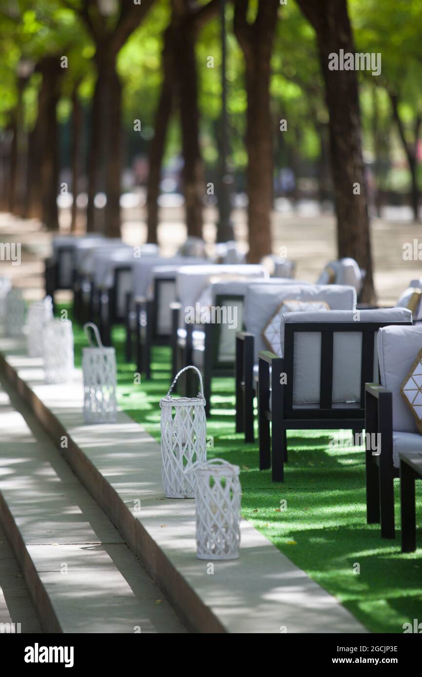 Terrazza ristorante all'aperto lungo il parco pubblico, Spagna. Spazi pubblici per affari Foto Stock