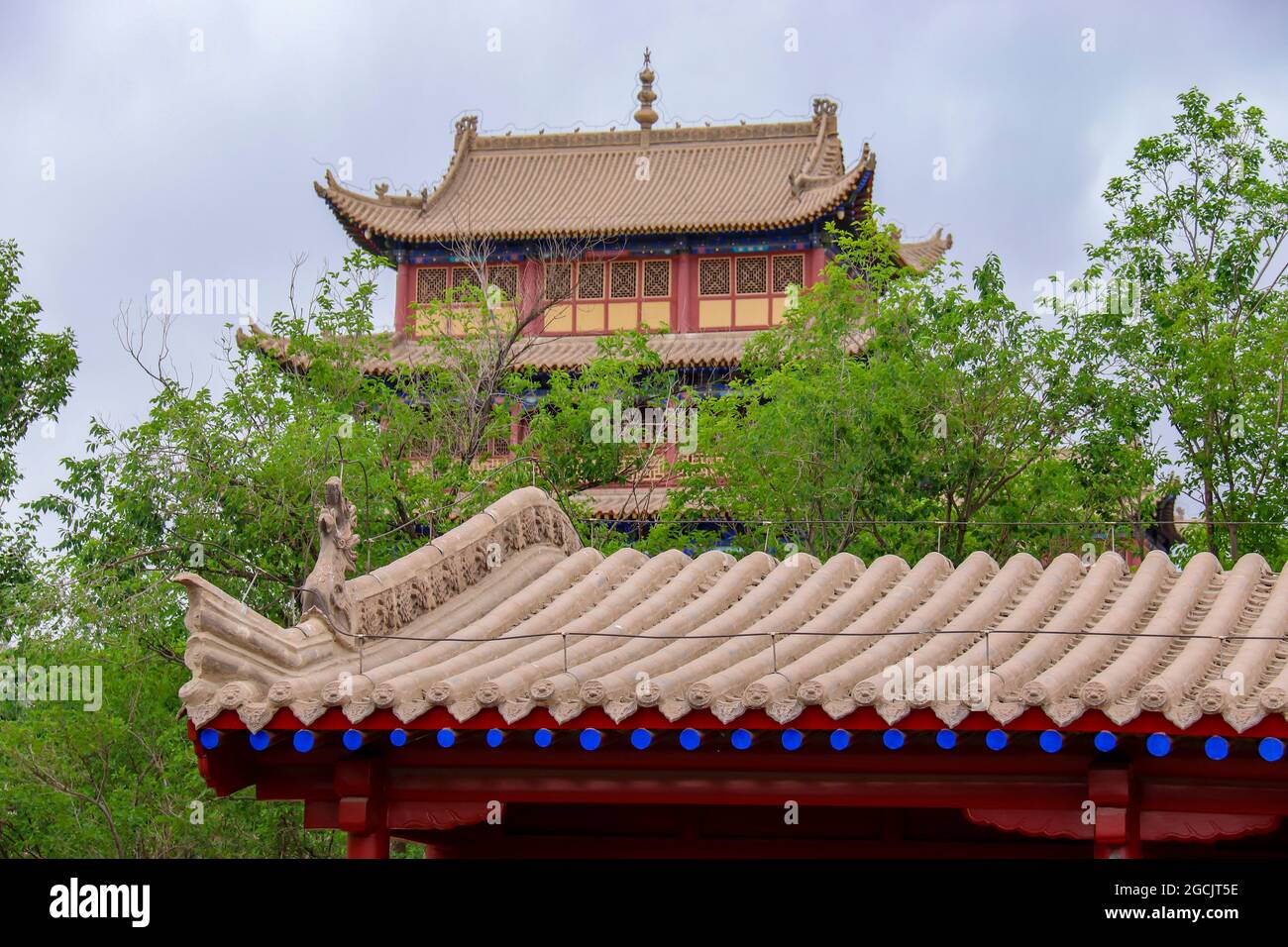 Le mura e le case della Grande Muraglia del passo di Jiayuguan in Cina sono rimaste maestose per più di 2,000 anni nella città di Jiayuguan, nella provincia di Gansu, nel Chi Foto Stock