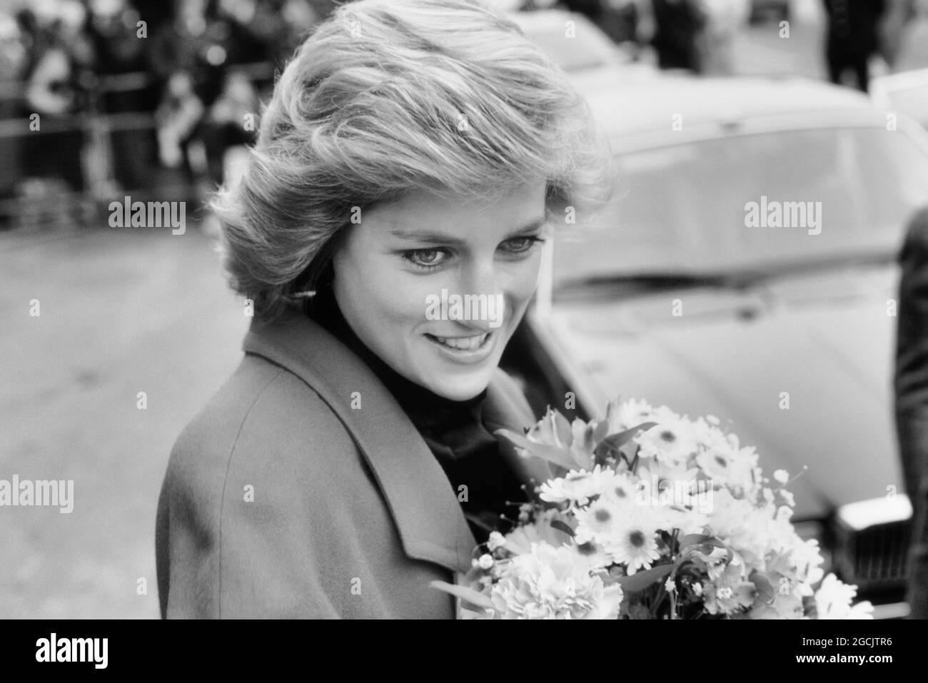 Una sorridente Diana, principessa del Galles che riceve un bouquet di fiori durante una visita al Centro di orientamento del matrimonio relato a Barnett, Londra del nord, Inghilterra, Regno Unito. 29 novembre 1988 Foto Stock