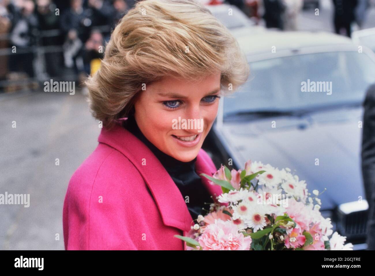 Una sorridente Diana, principessa del Galles che riceve un bouquet di fiori durante una visita al Centro di orientamento del matrimonio relato a Barnett, Londra del nord, Inghilterra, Regno Unito. 29 novembre 1988 Foto Stock