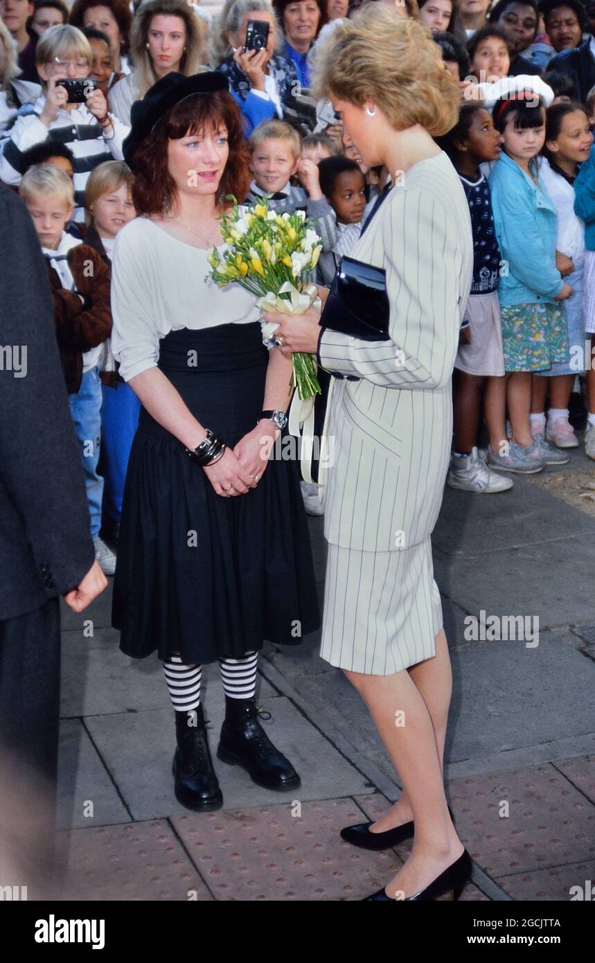 Diana, Principessa del Galles, in blazer bianco con strisce e bottoni neri e gonna coordinata parlare con la giovane infermiera alla moda Beattie Dray? Presso il London Lighthouse Center for AIDS Patients, Londra, Inghilterra. REGNO UNITO. 5 ottobre 1989 Foto Stock