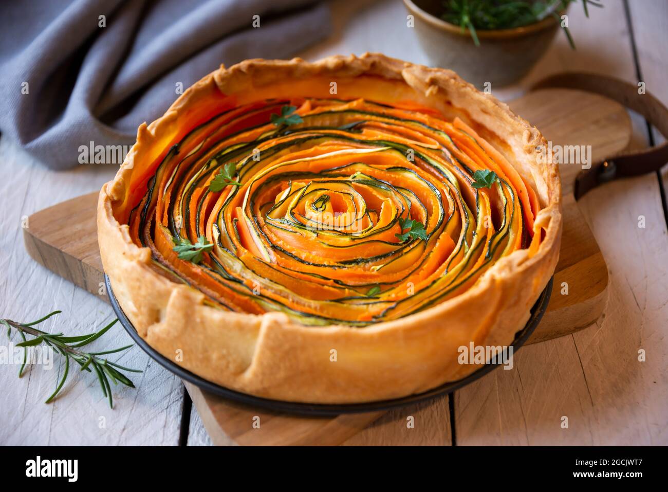 Torta di verdure con carote e zucchine, cibo sano Foto Stock