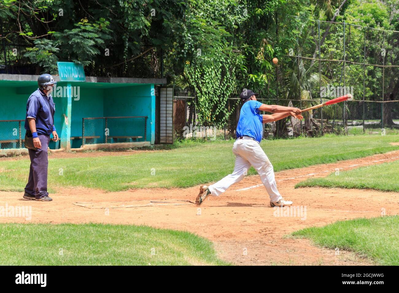 Giocatori della squadra cubana di baseball Havana Industriales durante una partita di pratica su un campo di allenamento a l'Avana, Cuba Foto Stock