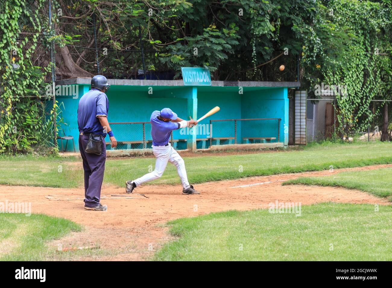 Giocatori della squadra cubana di baseball Havana Industriales durante una partita di pratica su un campo di allenamento a l'Avana, Cuba Foto Stock