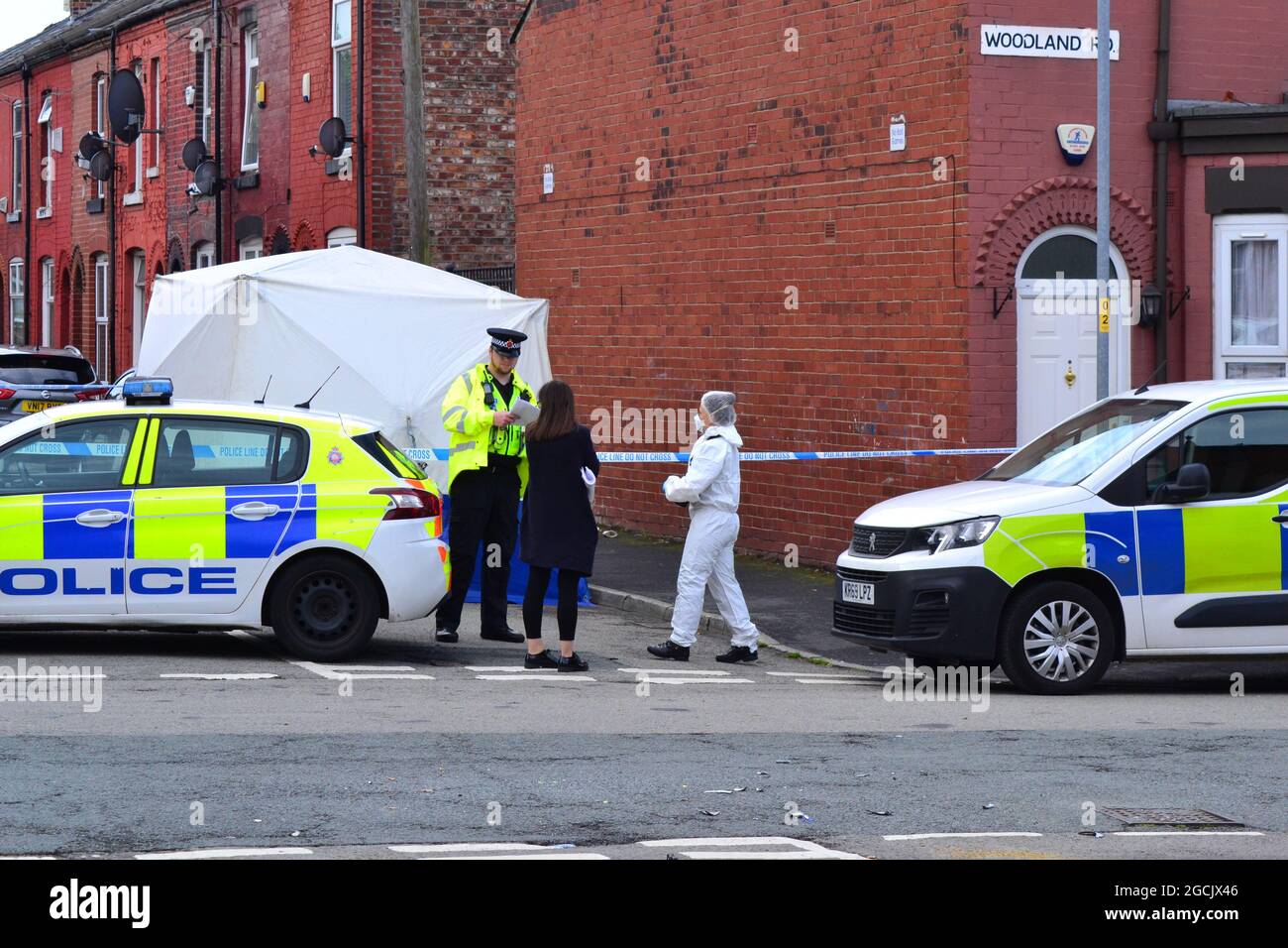 Manchester, Regno Unito, 9 agosto 2021. Cordone di polizia Friendship Ave, Manchester, Regno Unito. Dichiarazione della polizia di Greater Manchester: 'Intorno alle ore 10.20 la notte scorsa (domenica 8 agosto 2021) la polizia è stata chiamata a Woodland Road, Manchester per le segnalazioni di un tentato omicidio. Gli ufficiali hanno partecipato e stabilito che un uomo di 63 anni era stato colpito da una Citroen C5 auto e ha subito gravi lesioni. L'auto utilizzata nell'incidente è stata poi recuperata da ufficiali e l'uomo è stato portato in ospedale dove rimane per il trattamento. Due uomini, di 28 e 25 anni, sono stati arrestati". Credit: Terry Waller/Alamy Live News Foto Stock