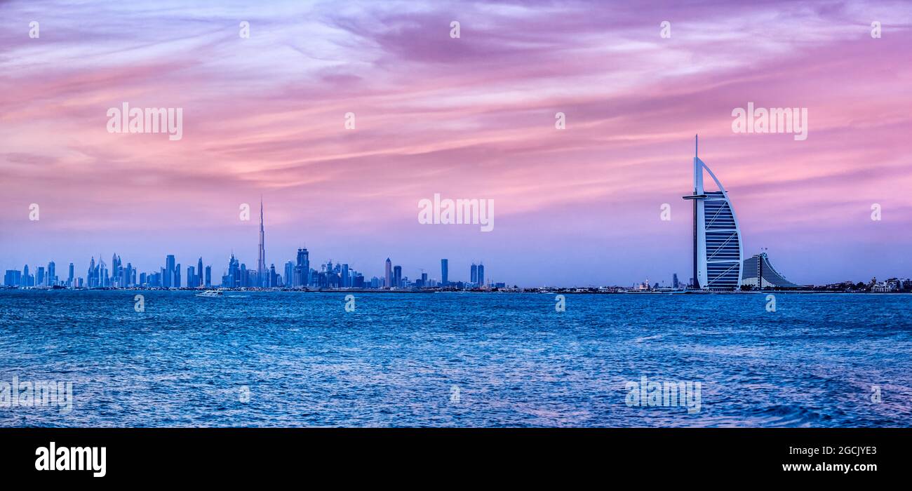 Vista panoramica dello skyline di Dubai da Palm Jumeirah durante il tramonto Foto Stock