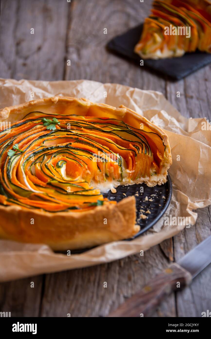 Torta di verdure con carote e zucchine, cibo sano Foto Stock