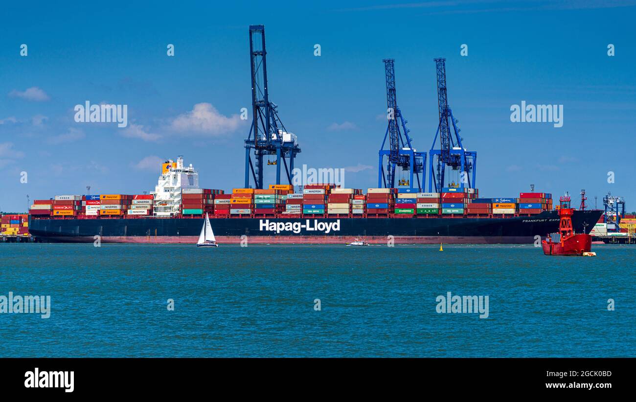 Hapag-Lloyd Container Ship Frankfurt Express al porto di Felixstowe nel Regno Unito. Hapag Lloyd è una società tedesca di trasporti internazionali e container Foto Stock