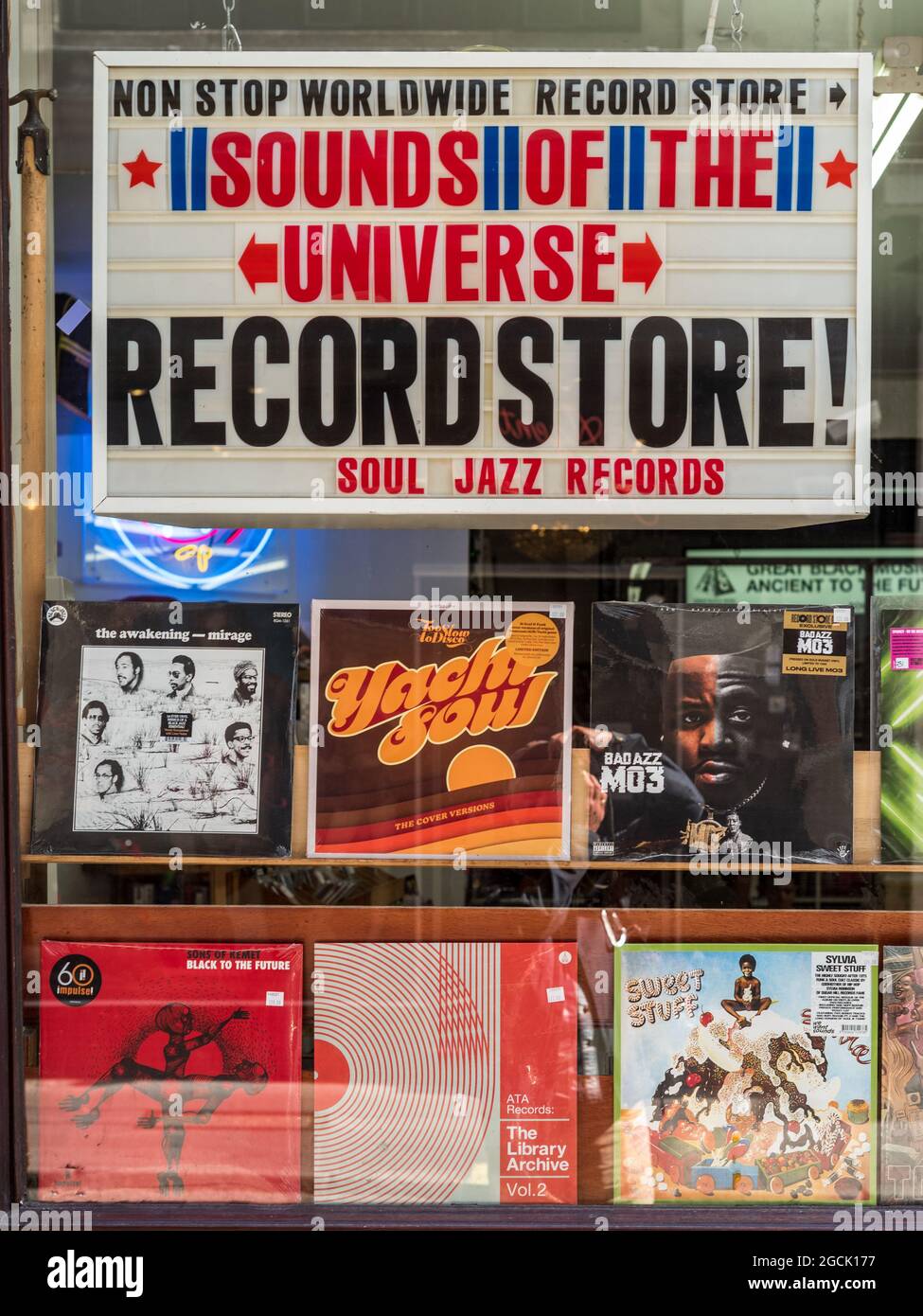 Londra Soho Record Shop Store - SUONI DELL'UNIVERSO record shop in Broadwick Street in Soho il quartiere del divertimento Foto Stock