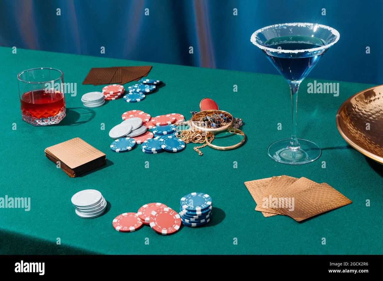 Tavolo da poker verde con carte e patatine poste vicino a gioielli e  bicchieri con cocktail alcolici Foto stock - Alamy