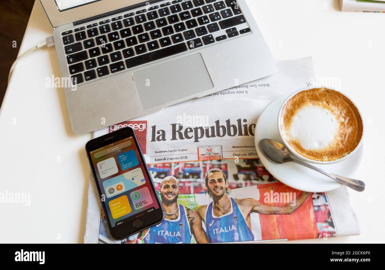Titolo del quotidiano del mattino a la Repubblica due medaglie d'oro atletiche per l'Italia con cappuccino e computer e telefono Foto Stock