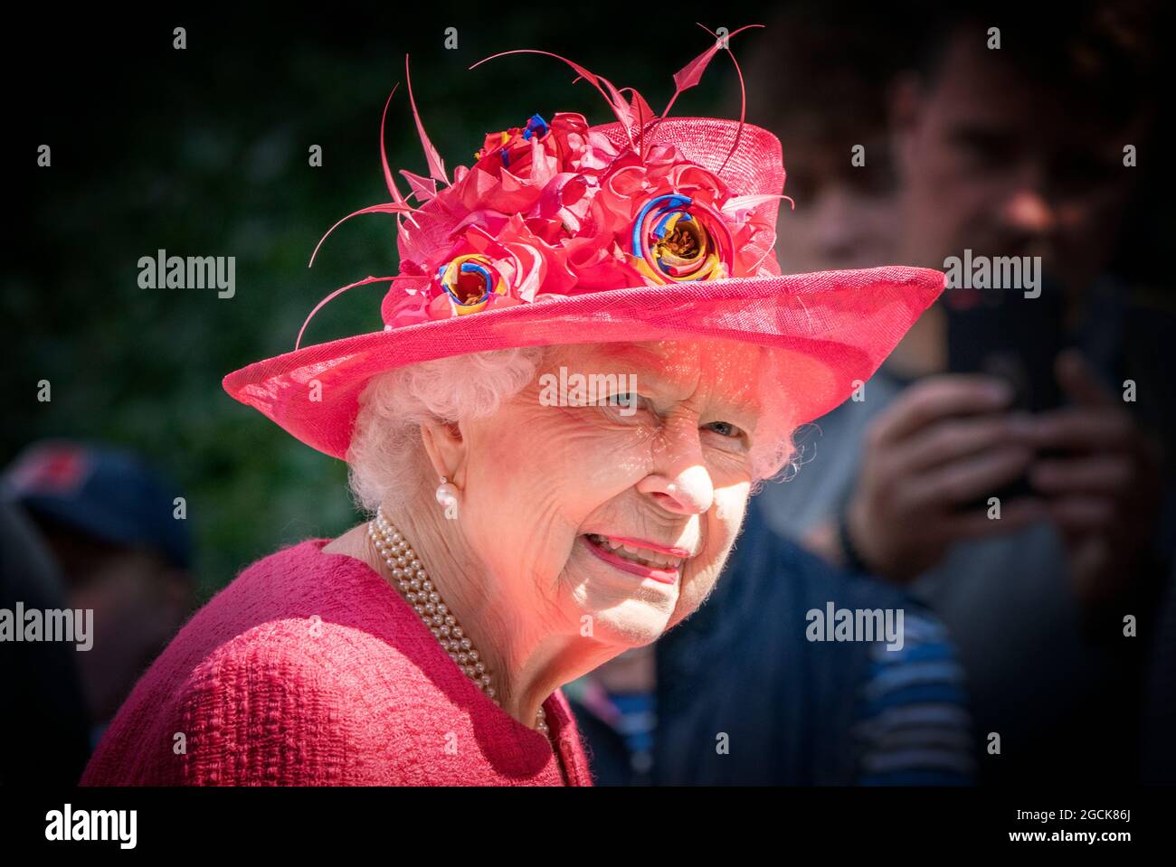 Regina Elisabetta II durante un'ispezione della Compagnia Balaklava, 5 Battaglione il reggimento reale della Scozia alle porte di Balmoral, come lei prende la residenza estiva presso il castello. Data immagine: Lunedì 9 agosto 2021. Foto Stock