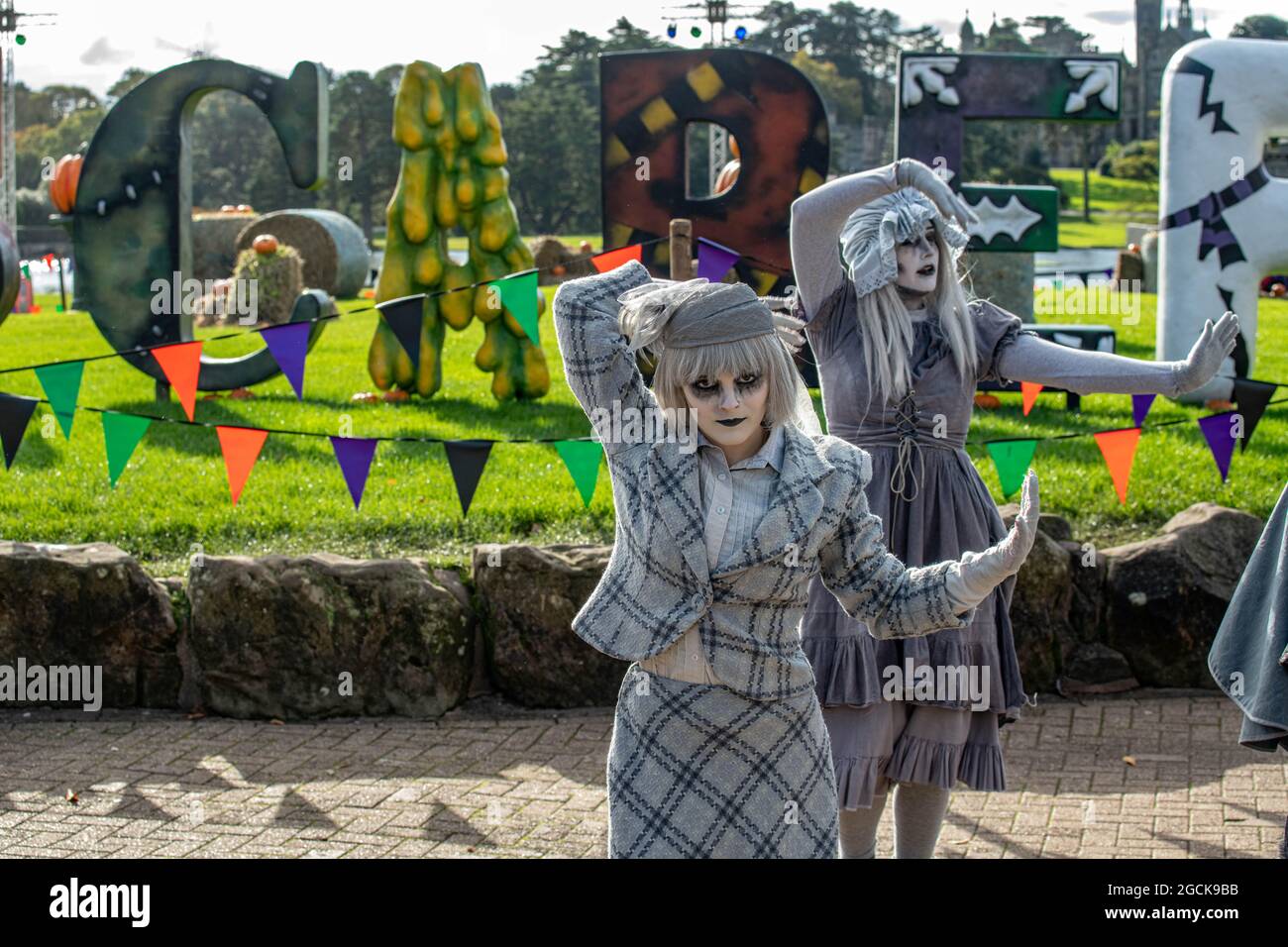 Alton Towers, gli antenati di Alton spaventano attori e Towers Street Halloween spensierato Foto Stock