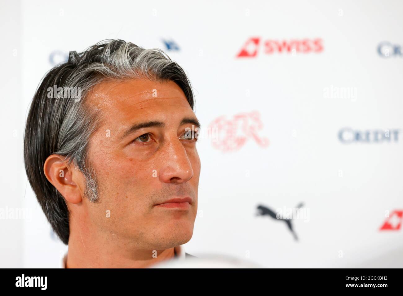 Il nuovo allenatore della squadra di calcio svizzera Murat Yakin partecipa  a una conferenza stampa a Berna (Svizzera) il 9 agosto 2021. REUTERS/Denis  Balibouse Foto stock - Alamy