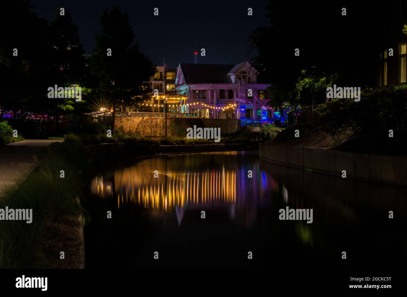 VFW Hall on River Walk di notte Foto Stock