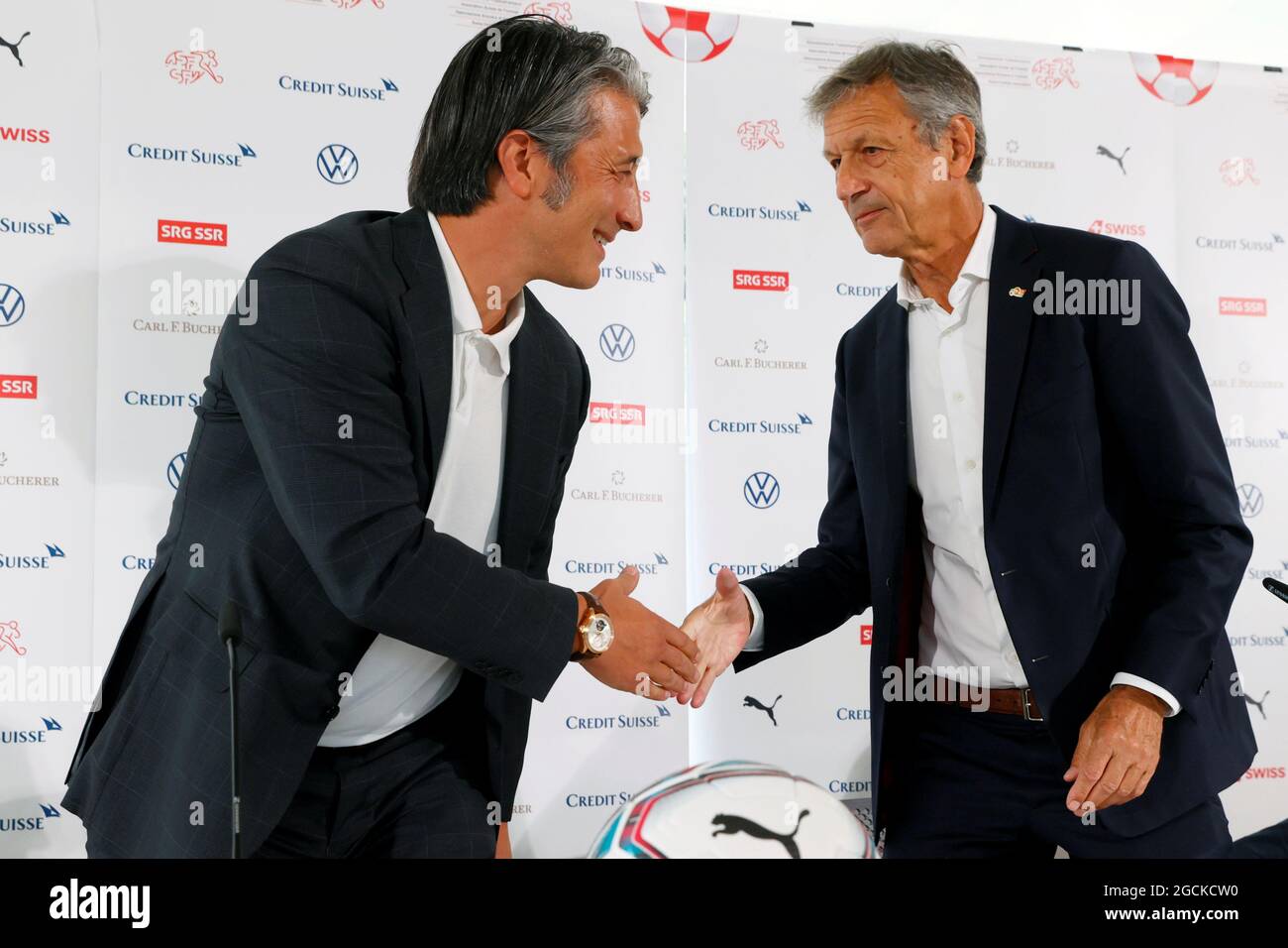 Il nuovo allenatore della squadra di calcio svizzera, Murat Yakin, stringe  le mani con Dominique Blanc, presidente dell'Associazione calcistica  svizzera, durante una conferenza stampa a Berna (Svizzera) il 9 agosto  2021. REUTERS/Denis
