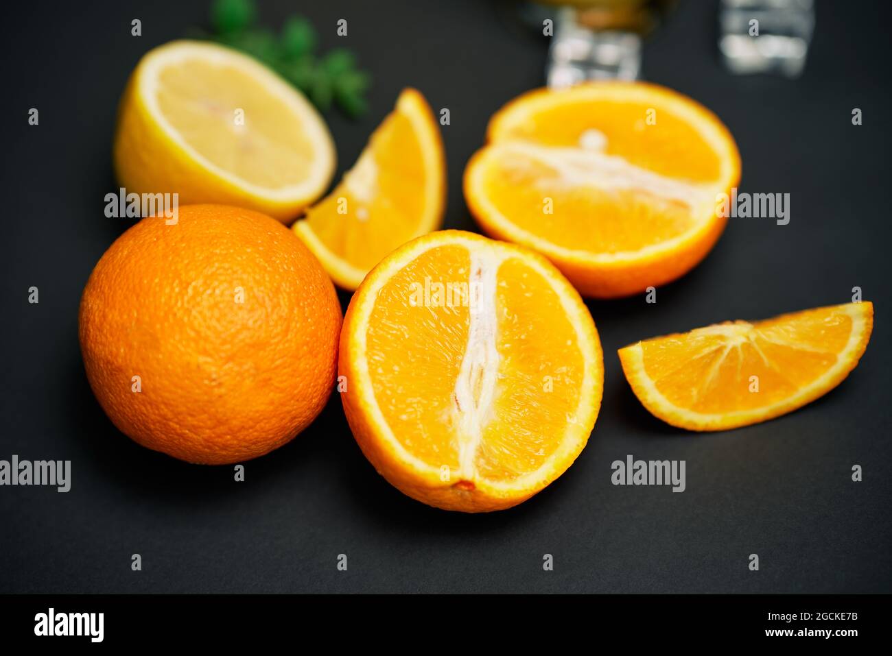 Frutta arancione su sfondo nero. Alimentazione sana, concetto vegetariano Foto Stock