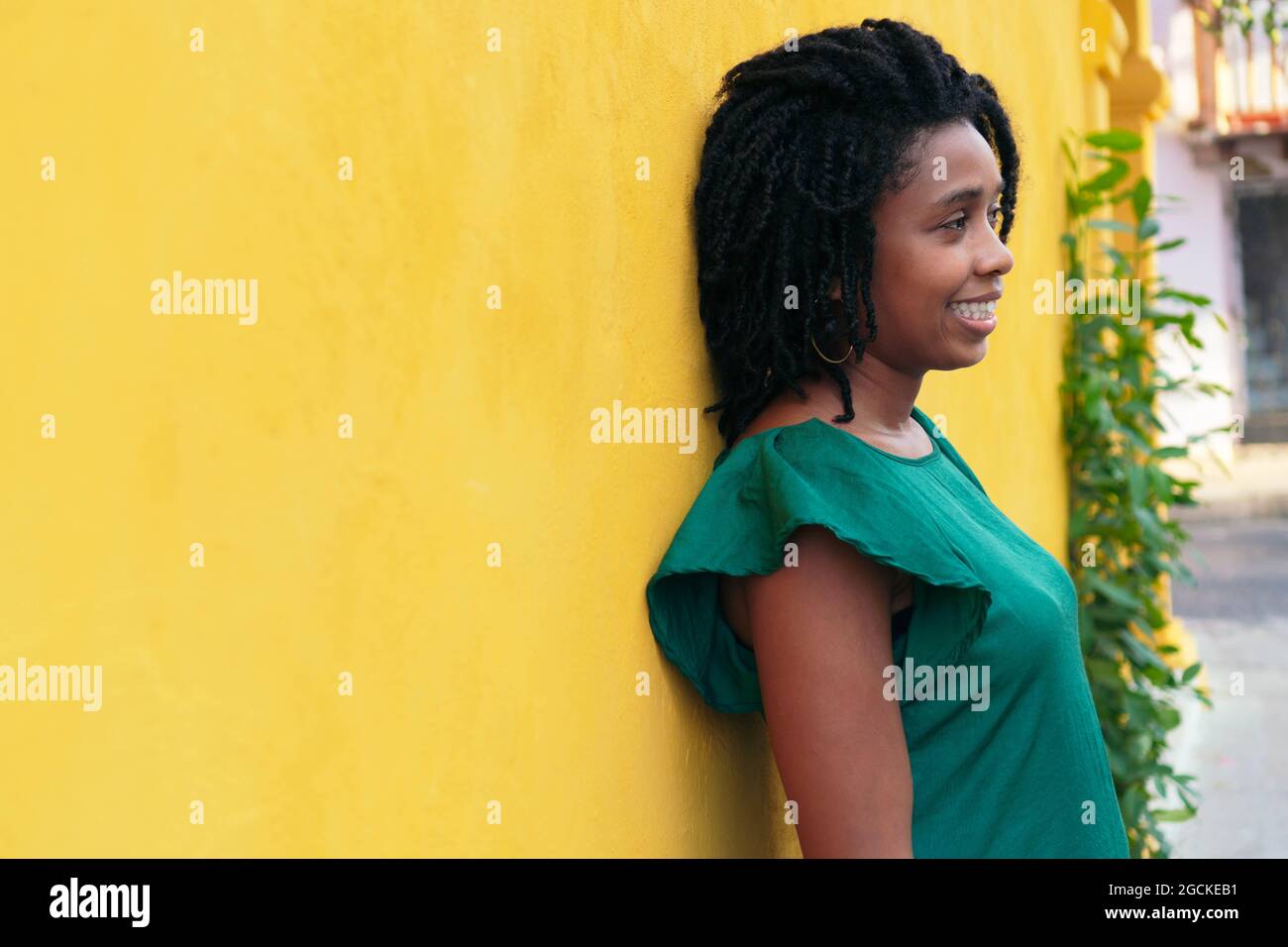 Bella giovane donna con afro in strada Foto Stock