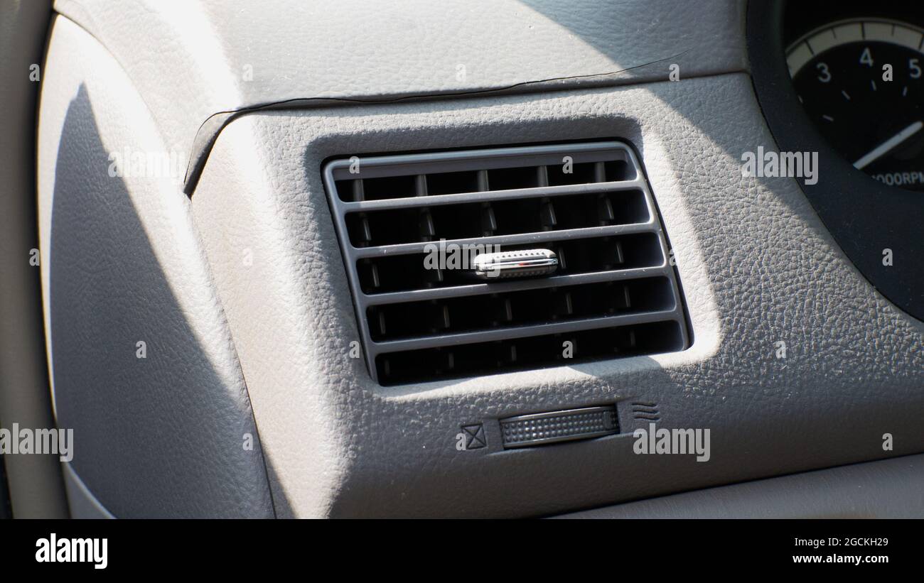 Una bocchetta di ventilazione dell'aria condizionata in un veicolo moderno Foto Stock