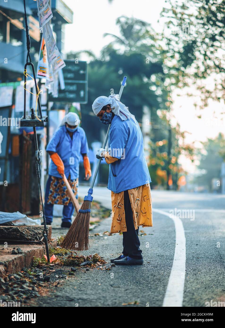 Indiana Kerala Donna che lavora come spazzatrice stradale Foto Stock