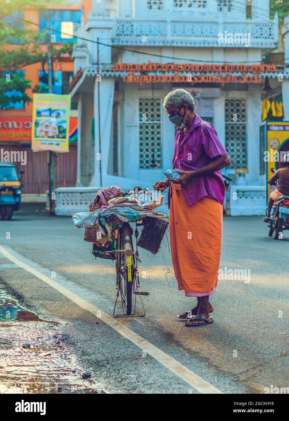 Uomini con una bicicletta per le strade Foto Stock